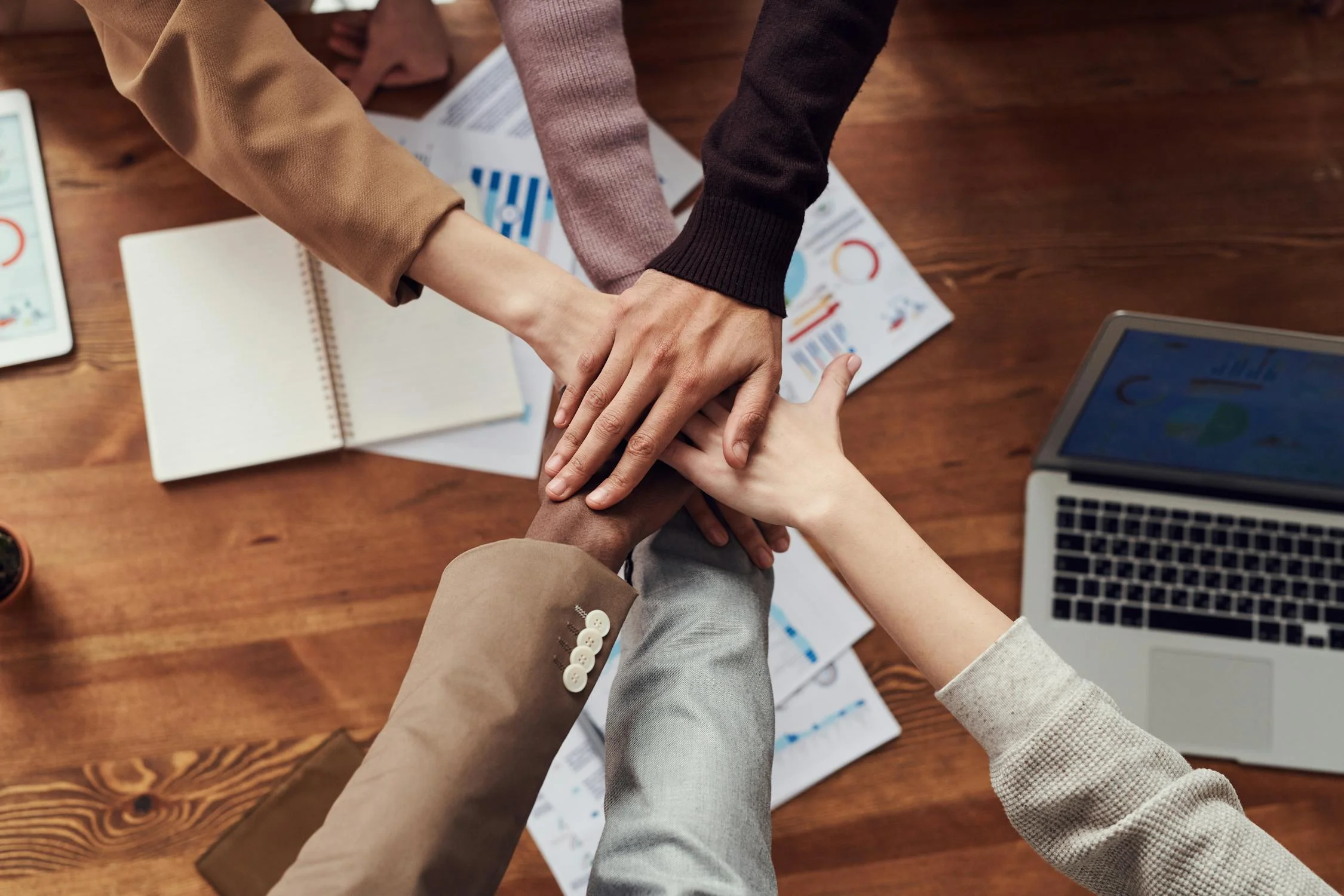 Equip de professionals sèniors col·laborant